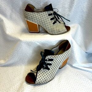 Anthropologie Klub Nico Robyn Heels  8 39 Ivory Navy Polka Dots Tie VTG look